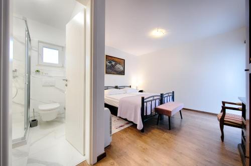 Ένα ή περισσότερα κρεβάτια σε δωμάτιο στο Villa Luči