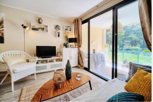 Zdjęcie z galerii obiektu Magnifique 2p piscine terrasse aperçu mer parking w Cannes