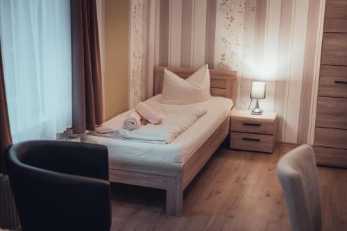 Ένα ή περισσότερα κρεβάτια σε δωμάτιο στο Gasthof und Hotel Roter Hirsch