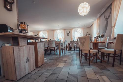 Un restaurant sau alt loc unde se poate mânca la Gasthof und Hotel Roter Hirsch