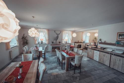 Η κουζίνα ή μικρή κουζίνα στο Gasthof und Hotel Roter Hirsch
