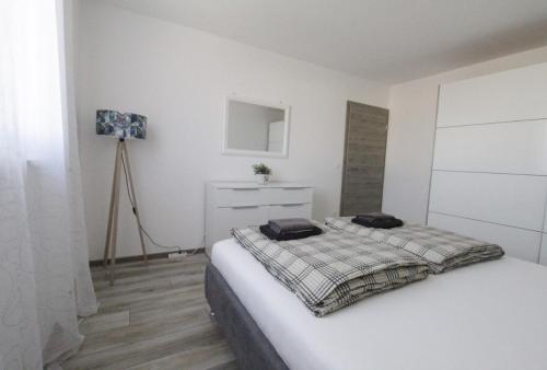 Apartments La Mar Zambratija tesisinde bir odada yatak veya yataklar