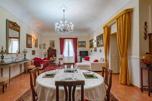 ein Esszimmer mit einem Tisch und ein Wohnzimmer in der Unterkunft La casa di Dante in Palermo