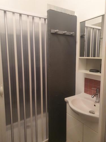 Kúpeľňa v ubytovaní Bienvenue chez les ch'oups le loft 50 m2