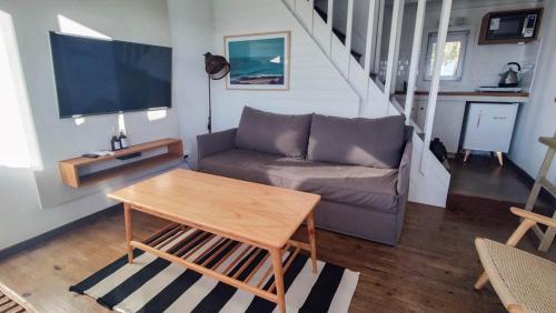 a living room with a couch and a tv at Playa Luna Roja in Chapadmalal