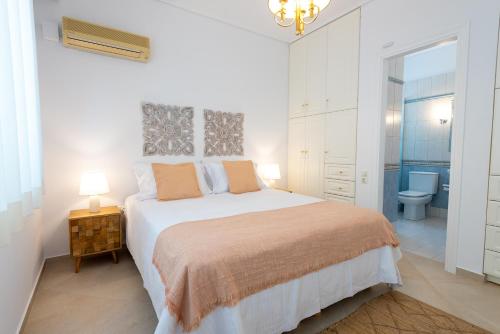 Kamariyo Athens Riviera by A&D Propertiesにあるベッド