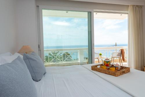 Kamariyo Athens Riviera by A&D Propertiesにあるベッド