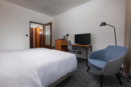 Una televisión o centro de entretenimiento en OREA Hotel Špičák Šumava
