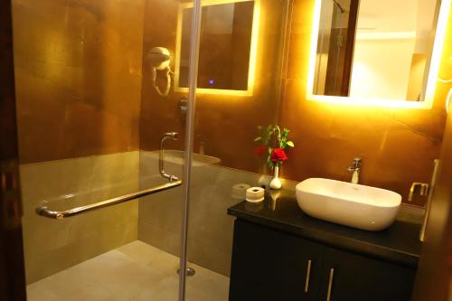 Hotel Malbork Inn Rajouri Garden Delhi - Couple Friendly Local IDs Acceptedにあるバスルーム