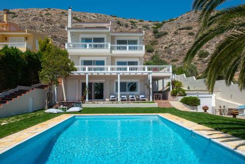 Kamariyo Athens Riviera by A&D Propertiesの敷地内または近くにあるプール