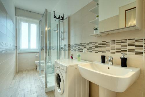 A bathroom at CaseOspitali - Casa Luce, a due passi dal San Raffaele