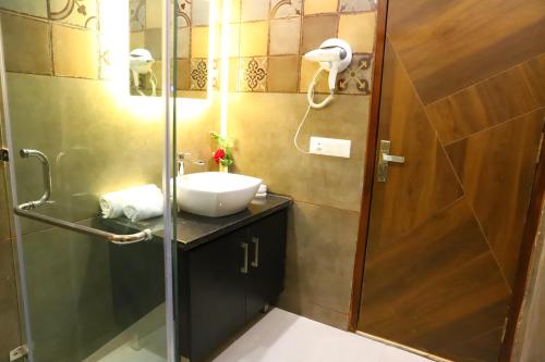 Kamar mandi di Hotel Malbork Inn Rajouri Garden Delhi - Couple Friendly Local IDs Accepted