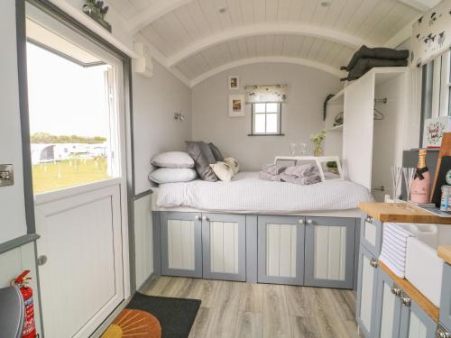 a bedroom with a bed in a small room at Bo Peep's Shepherdess Hut in Hull