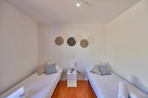 Postel nebo postele na pokoji v ubytování Nura Houses Magaluf Duplex 5