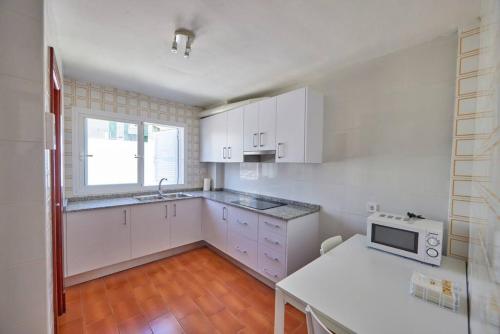 Kuchyň nebo kuchyňský kout v ubytování Nura Houses Magaluf Duplex 5
