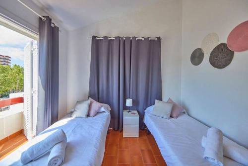 Postel nebo postele na pokoji v ubytování Nura Houses Magaluf Duplex 5