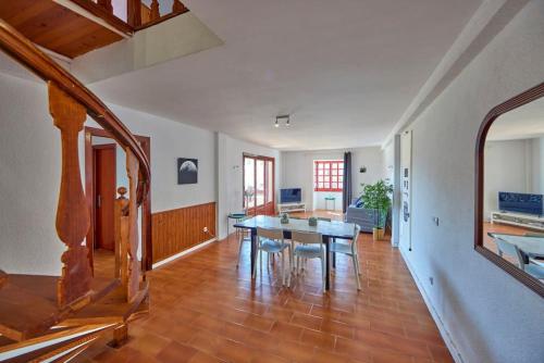 Μια τηλεόραση ή/και κέντρο ψυχαγωγίας στο Nura Houses Magaluf Duplex 4
