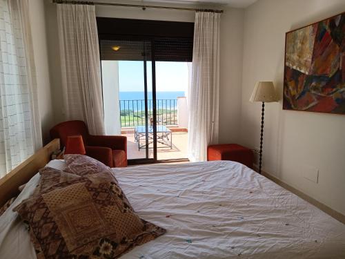 Amplio apartamento en Portofino Alcaidesa tesisinde bir odada yatak veya yataklar