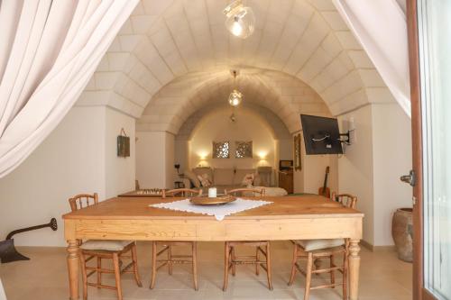 TV a/nebo společenská místnost v ubytování TRULLI CALELLA by Apulia Hospitality