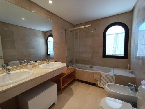 Koupelna v ubytování Amplio apartamento en Portofino Alcaidesa