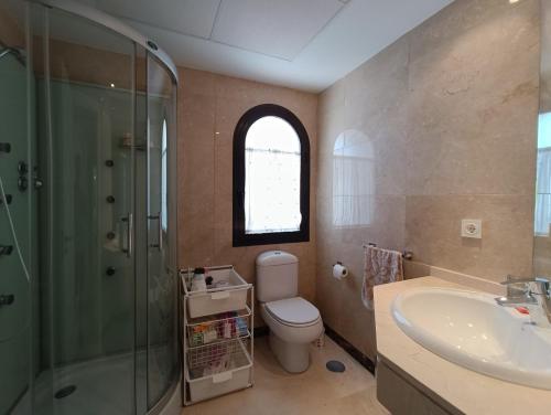 Amplio apartamento en Portofino Alcaidesa tesisinde bir banyo