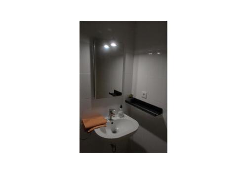 een badkamer met een wastafel en een spiegel bij Lo Mirador del Passador in Sant Jaume d'Enveja