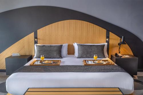 マスパロマスにあるHotel Faro, a Lopesan Collection Hotel - Adults Onlyのベッドルーム1室(大型ベッド1台、食事2回付)