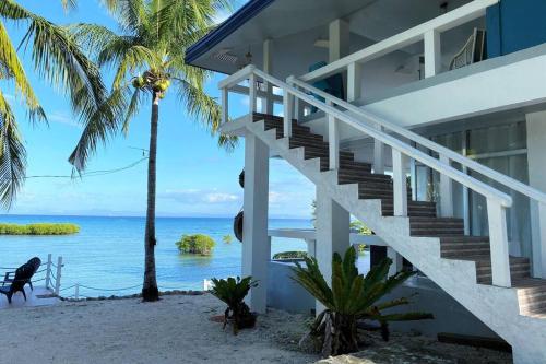 Galeriebild der Unterkunft Toliz Beach House -Sipaway Island San Carlos City in San Juan