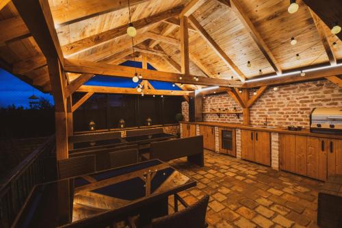 Habitación grande con techo de madera con vigas. en Penzion Castello, en Valtice