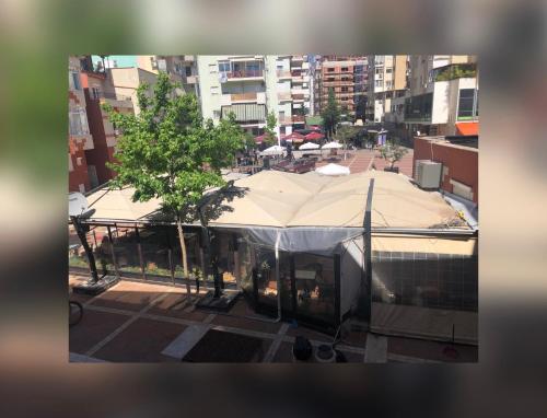 New New Bazaar في تيرانا: تم نصب خيمة في أحد شوارع المدينة