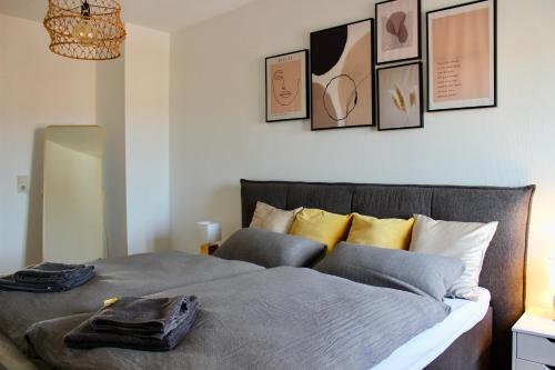 a bedroom with a bed and some pictures on the wall at Penthouse - Zentral, Geräumig, Küche, Waschmaschine, Netflix in Schweinfurt