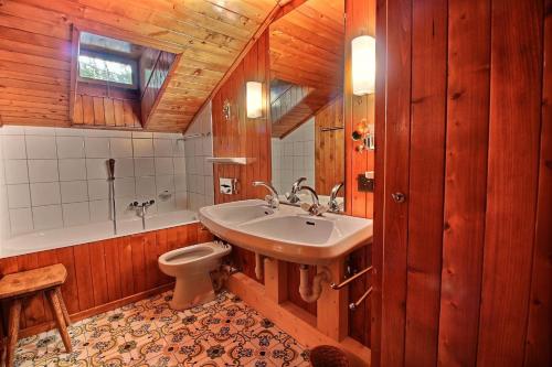 A bathroom at Chalet Nouchka VERB120