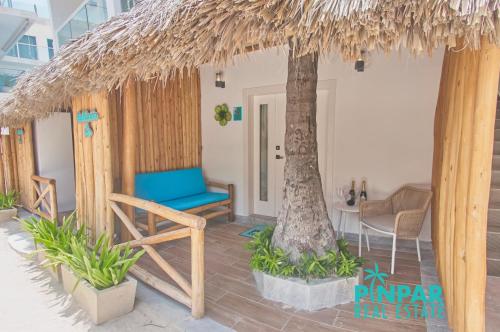 Zimmer mit zwei Bäumen, einem Stuhl und einem Tisch in der Unterkunft Villa Blanca Beach Club in Punta Cana