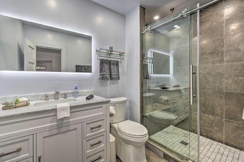 A bathroom at Stylish Basecamp 6850 - 2 Blocks to Downtown!
