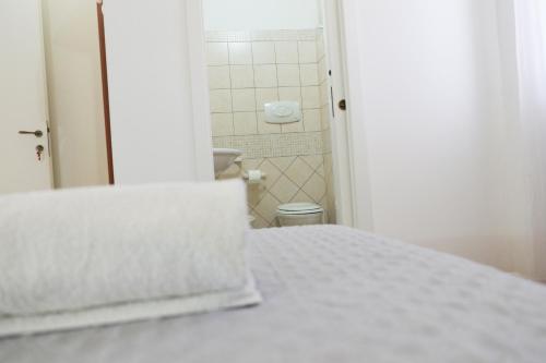 アヴェトラーナにあるLargo Imperiali B&Bのベッドルーム1室(ベッド1台付)、バスルーム(トイレ付)