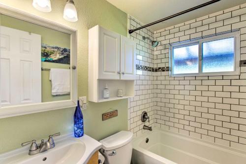 Salle de bains dans l'établissement Denver Area Abode with Spacious Backyard Oasis!