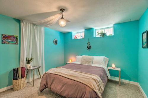 Cama o camas de una habitación en Denver Area Abode with Spacious Backyard Oasis!