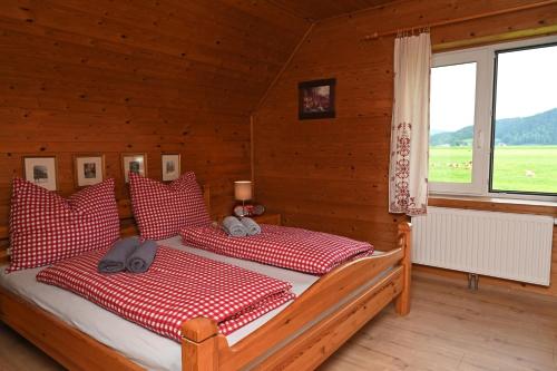 um quarto com 2 camas num chalé de madeira em Haus Wilma em Dieschitz