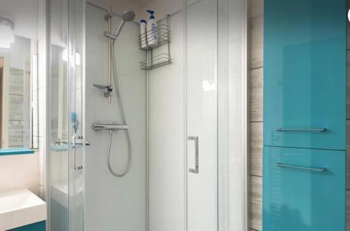 een badkamer met een douche en een glazen deur bij 1101 in Arzon