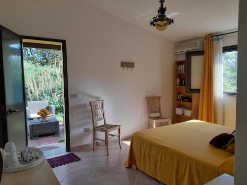 - une chambre avec un lit et une porte coulissante en verre dans l'établissement La ReStanza, à Pula