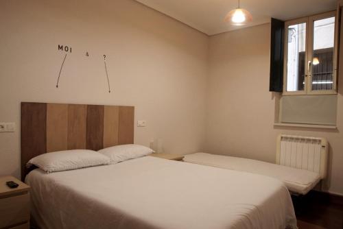 - une chambre avec 2 lits et une fenêtre dans l'établissement A estrenar!, à Bilbao