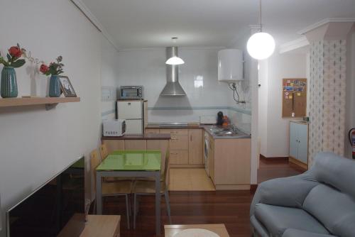 - une cuisine avec un canapé et une table dans une chambre dans l'établissement A estrenar!, à Bilbao