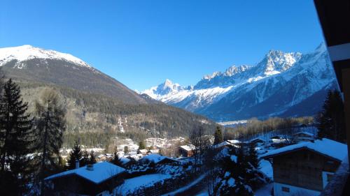 a view of a mountain range with snow covered mountains at Duplex Chamonix Les Houches in Les Houches