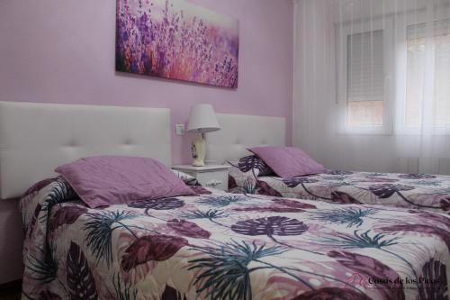 2 nebeneinander sitzende Betten in einem Schlafzimmer in der Unterkunft VUT La Fuentina -Casas de los Picos in Panes