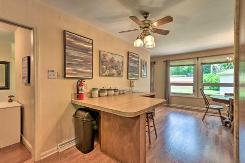 cocina con mesa y ventilador de techo en Cozy Charlotte Retreat with Yard about 5 Mi to Dtwn en Charlotte