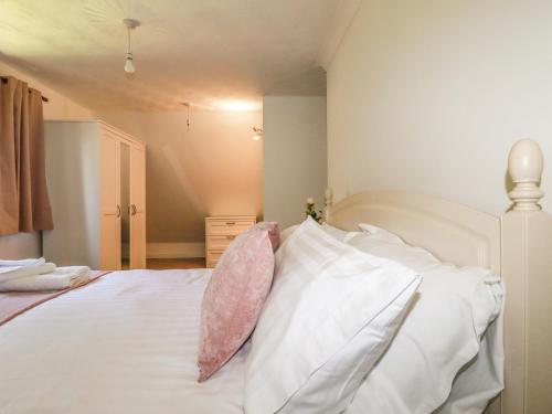 Una cama o camas en una habitación de Chyrosen