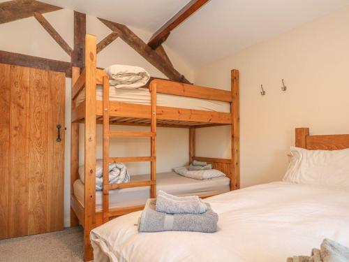 Krevet ili kreveti na sprat u jedinici u okviru objekta Columbine Barn