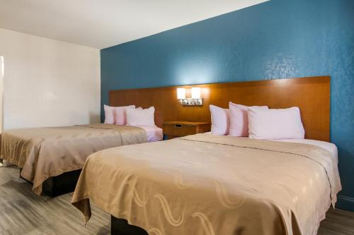 Postel nebo postele na pokoji v ubytování Rodeway Inn Broken Bow-Hochatown