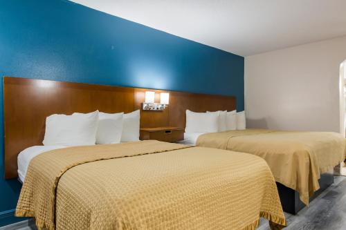 Postel nebo postele na pokoji v ubytování Rodeway Inn Broken Bow-Hochatown