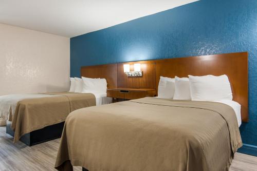 Postel nebo postele na pokoji v ubytování Rodeway Inn Broken Bow-Hochatown